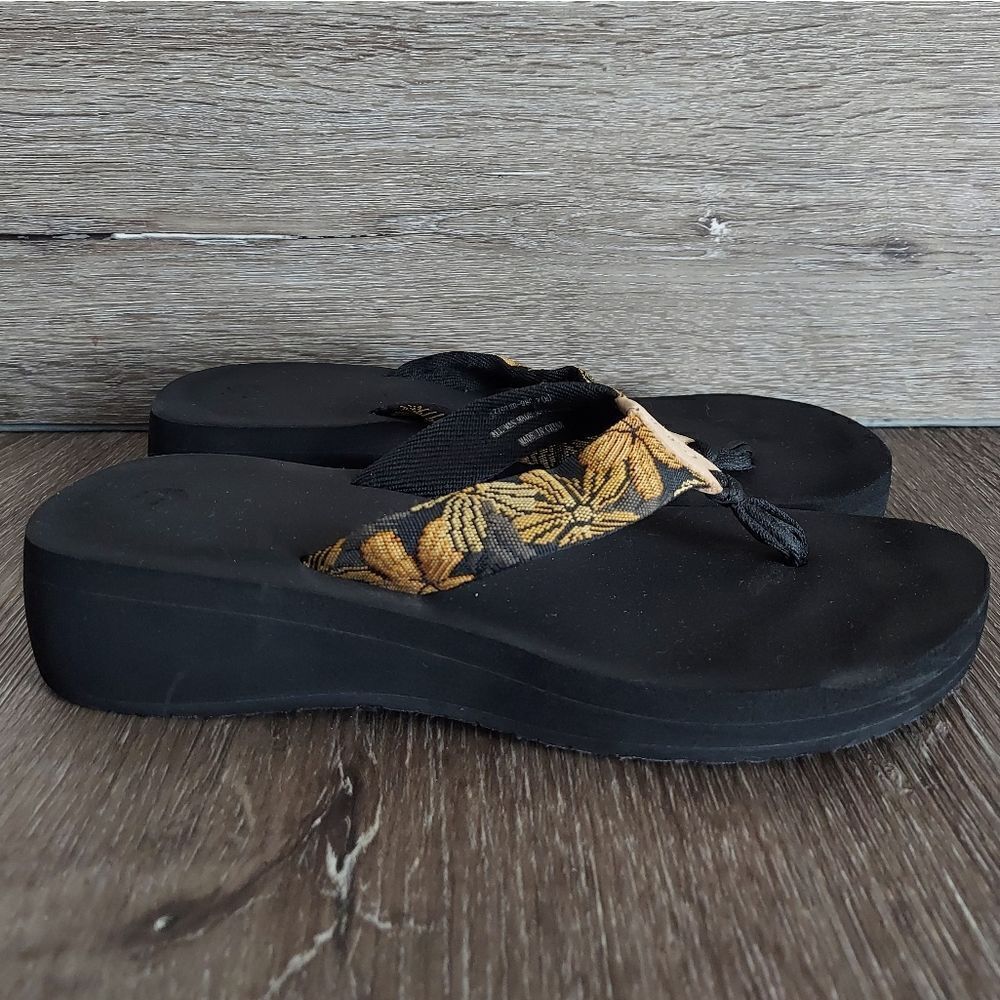 Cabela's Floral Slip-on Thong Sandals 7